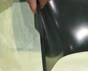 天然橡膠板的老化或變色現象。